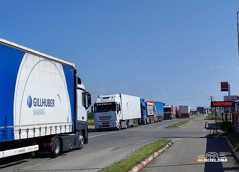 Kolaps kod Bijeljine: Sanitarni inspektor juče nije radio, danas ga dočekala gužva (FOTO)