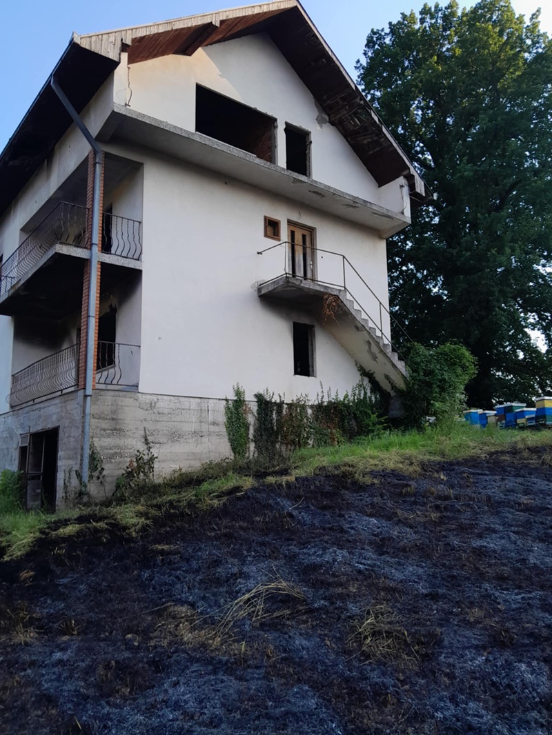 Požar prijetio pčelinjaku i domu u Novoj Kasabi: Vatrogasci spriječili katastrofu (FOTO)