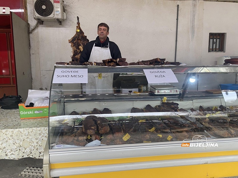 Na pijacu u Bijeljini stiglo čuveno suvo meso iz Visokog: Stelja košta do 45 maraka, ali ko proba - ne ide praznih ruku (FOTO)