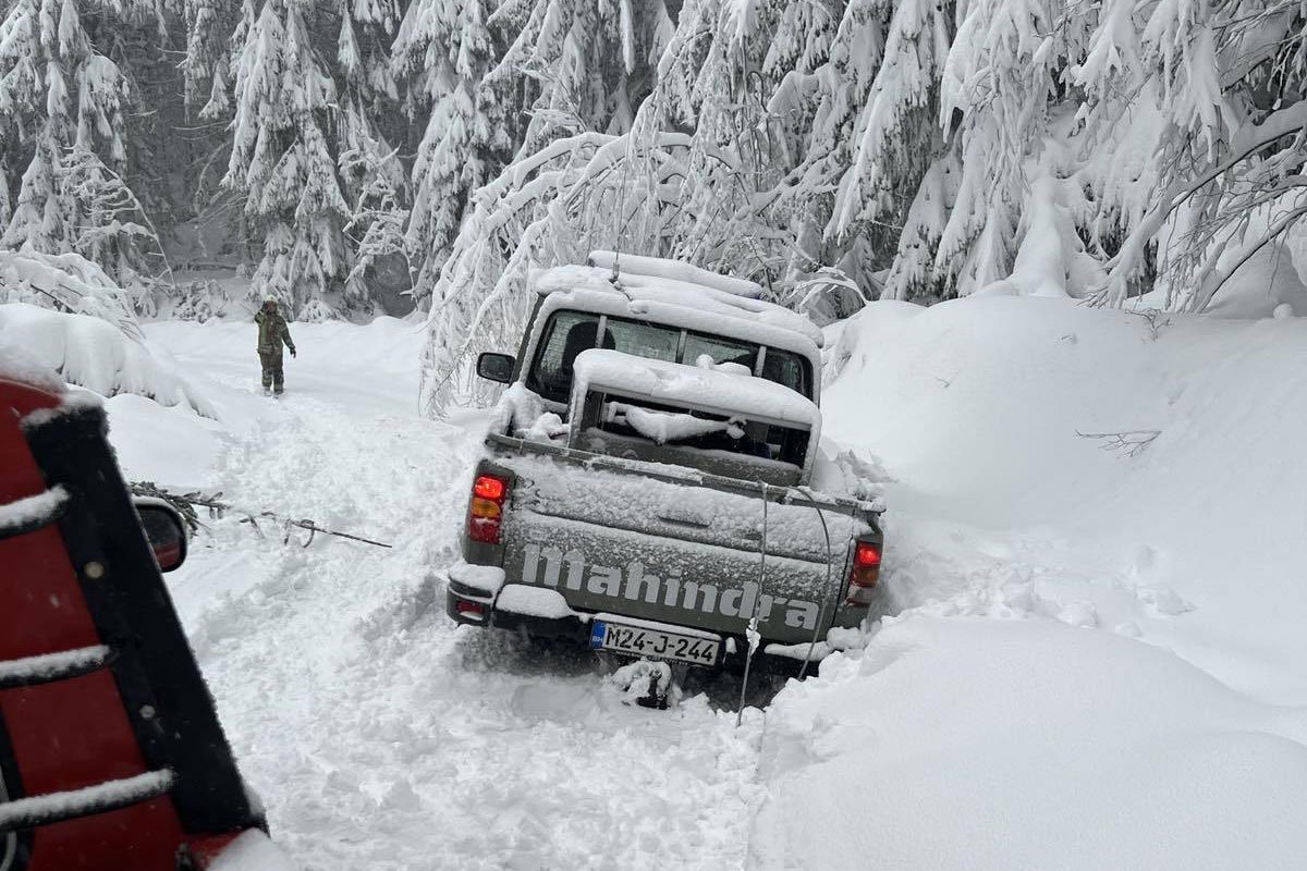 Hitna intervencija na Kozari: Evakuisano šest osoba iz blokiranih vozila
