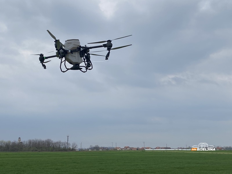 Dron zamijenio traktor u Semberiji: Sav posao završen za 90 minuta, stigla ušteda i znatno veći profit (FOTO)