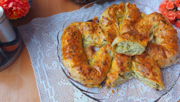 Lavirint pita od sira i spanaća