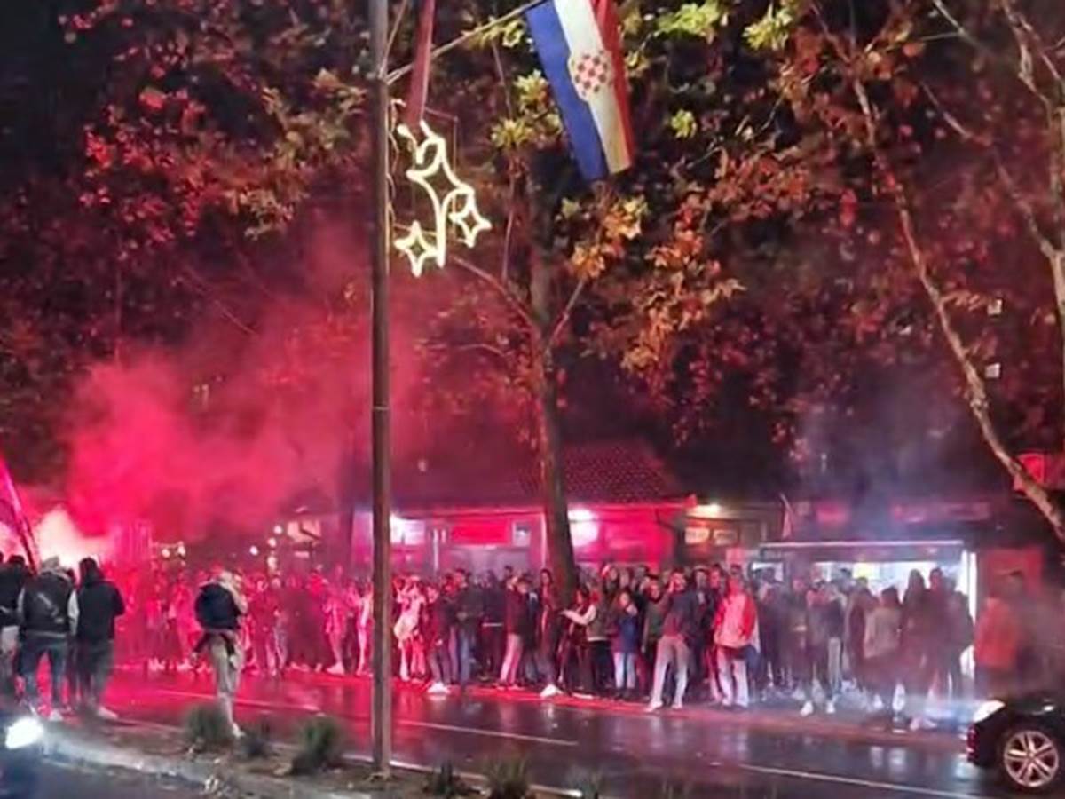 Slavlje pobjede Hrvatske u hercegovačkim gradovima, blokirane ulice (FOTO/VIDEO)