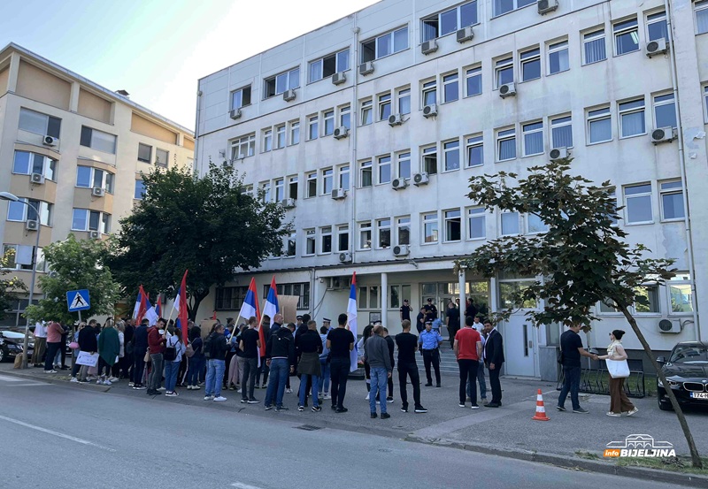 Građani se okupili ispred suda u Banjaluci, čekaju ročište Miličeviću