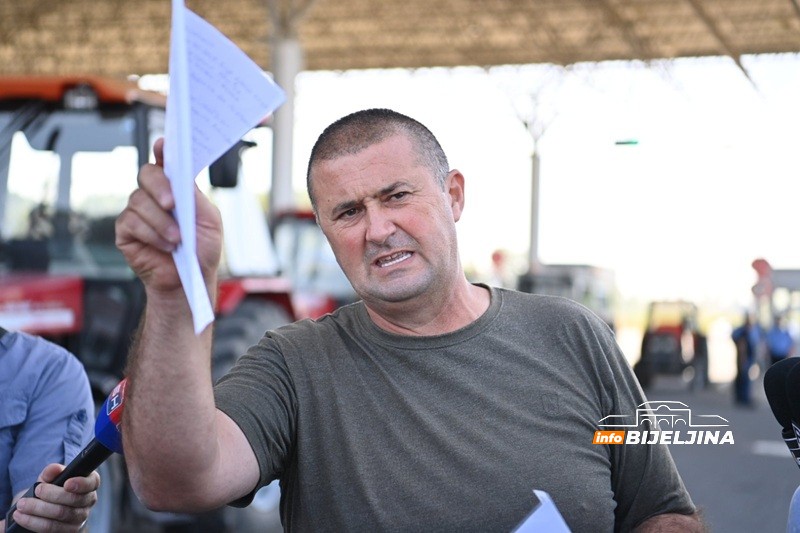 Poljoprivrednici poručili na Rači: Ne čuje nas onaj ko treba, neka se uključi Dodik (FOTO)