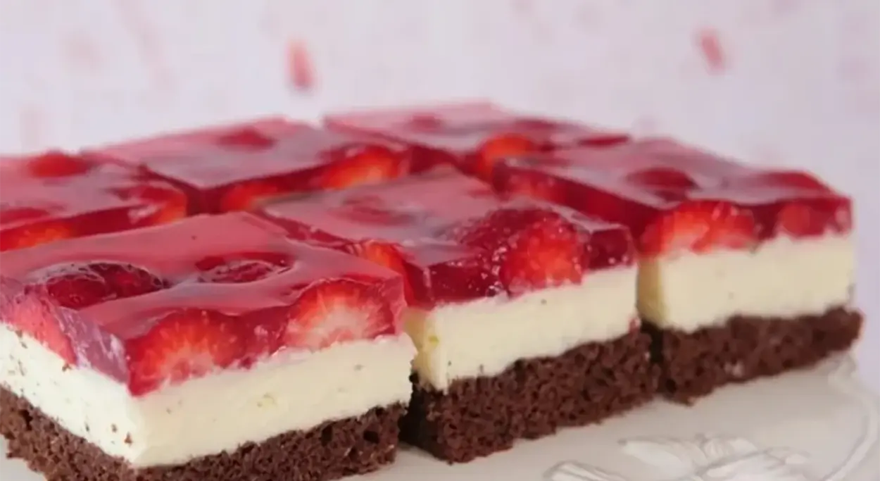 Spoj jednostavne kreme i mekanog biskvita: Napravite ledene kocke s jagodama