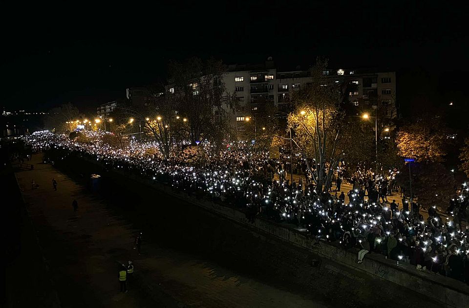 Komemorativni skup u Novom Sadu završena tišinom i porukom na transparentu