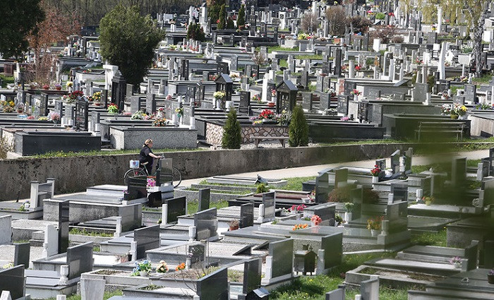 Pokojnike u BiH iskopava ko i kako stigne, sveštenici se krste i hvataju za glavu