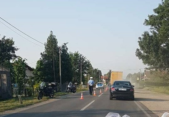 Dvorovi: Sudarili se motociklista i biciklista, jedno lice bez svijesti prevezeno u bolnicu