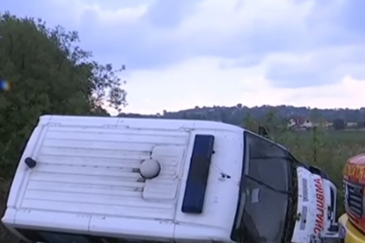 Prevrnulo se vozilo Hitne pomoći, šestoro povrijeđenih