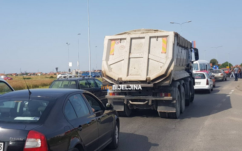Vozači danas blokirali kružni tok na izlazu iz Bijeljine prema Ugljeviku /FOTO/