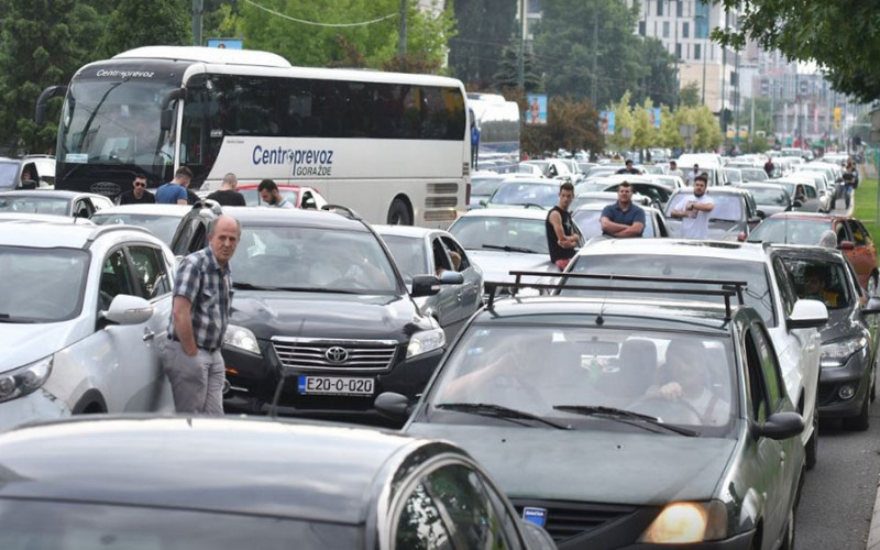 Prevoznici traže da gorivo bude jeftinije za 0,30 KM, Vlada RS pritišće naftaše