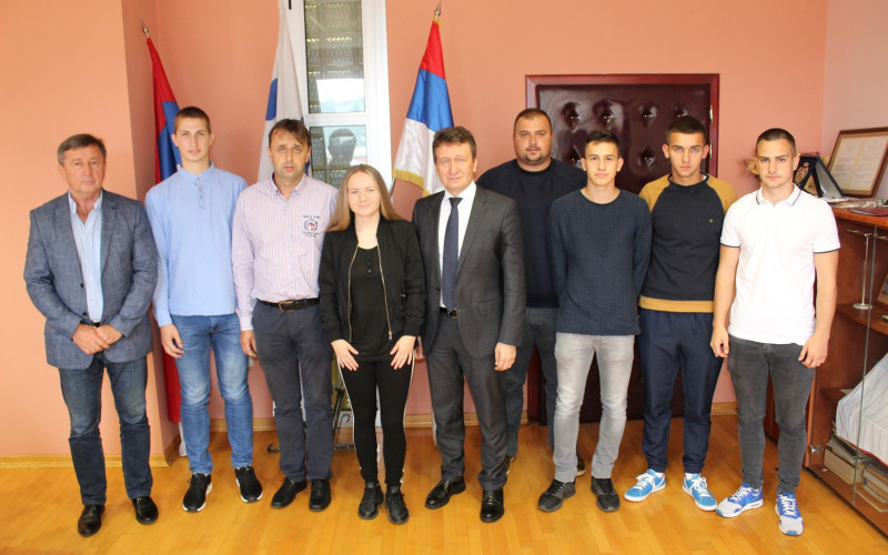 Za najbolje osnovce i srednjoškolce 5.000 KM