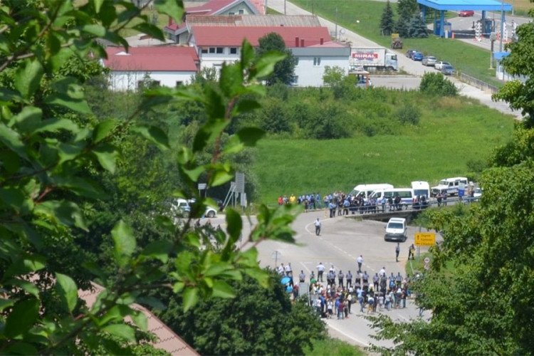 Migranti iz Velike Kladuše zaustavljeni 200 metara od Hrvatske granice
