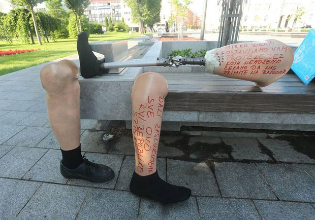 BL: Ratni invalidi pobacali proteze