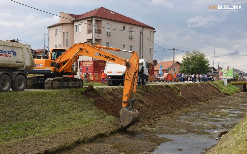 Počeli radovi na uređenju kanala Dašnica /FOTO/