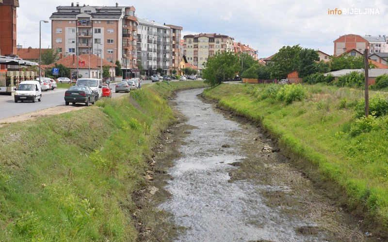 Uređenje kanala Dašnica razljutilo mještane: Ribe uginule, smrad se širi /FOTO/