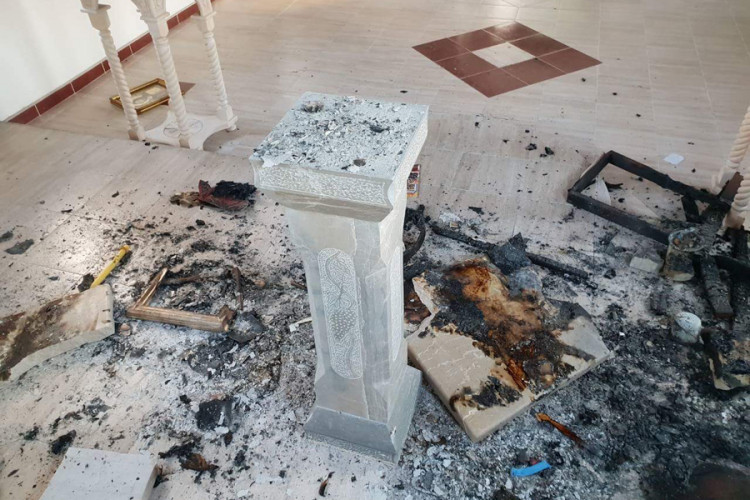 Upali u crkvu i zapalili ikone