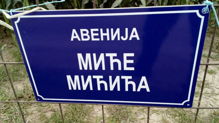 Građani na kreativan način izrazili nezadovoljstvo zbog nezavršenih radova na izgradnji kanalizacije /FOTO/