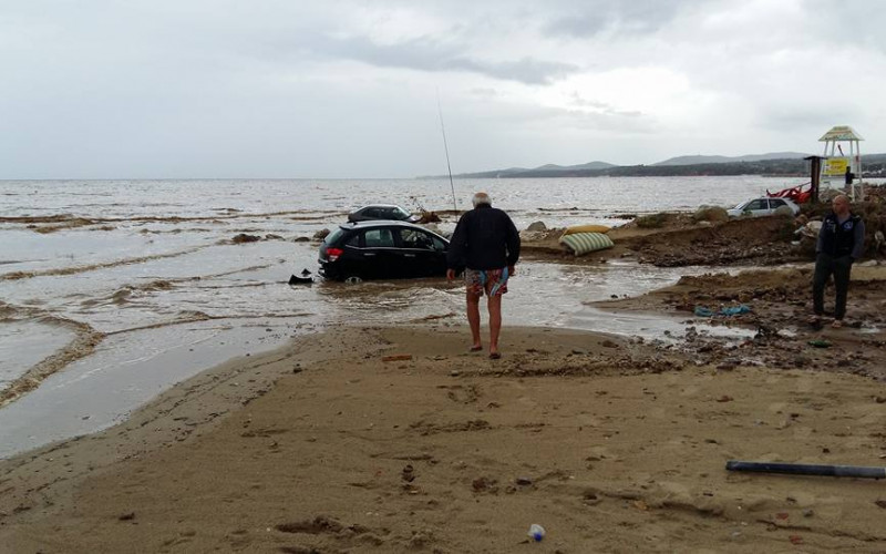 Stravične poplave u Grčkoj - Voda nosi automobile, evakuisani turisti