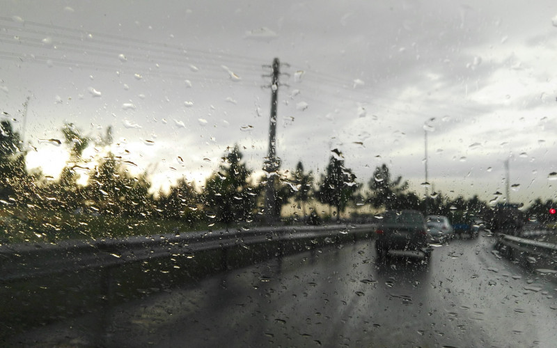 AMS: Vozači oprez - klizavi kolovozi, odroni i magla