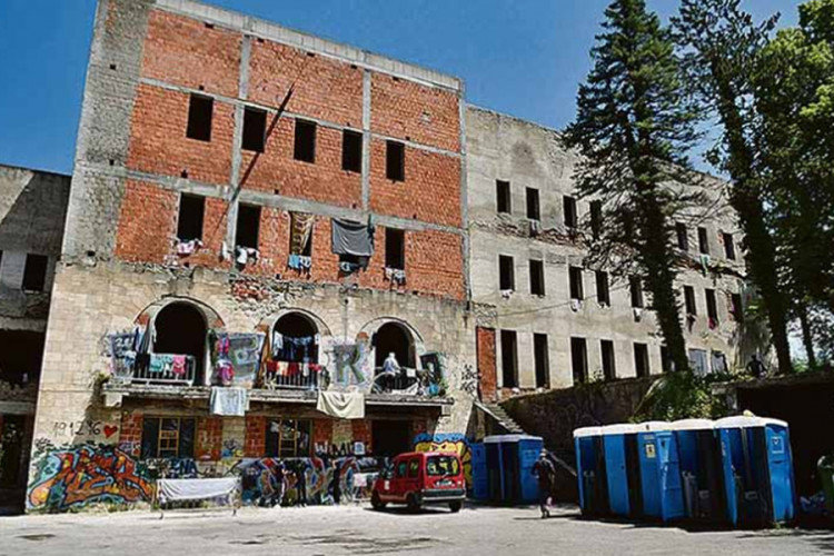 Migrant pao sa zgrade 