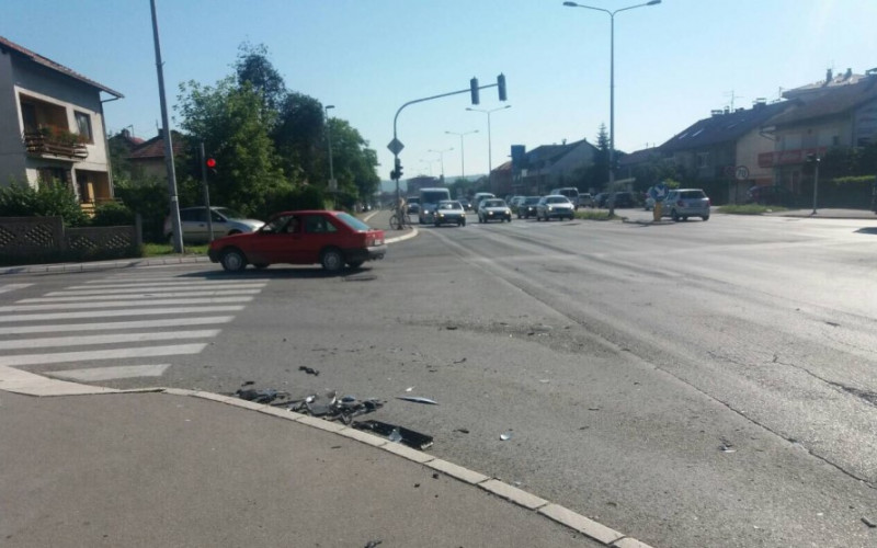 Ostatke plastike i stakla poslije udesa niko ne čisti