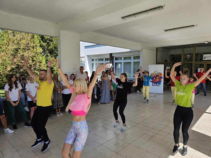 Okupili se mladi iz Ugljevika, Bijeljine i Tuzle: U ugljevičkoj školi oslikavanje murala posvećeno Mihailu Petroviću Alasu