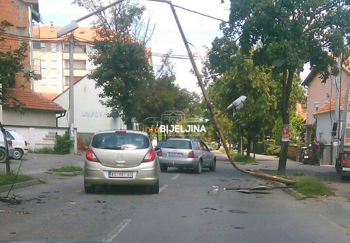 Udes u Račanskoj ulici, oboren stub ulične rasvjete