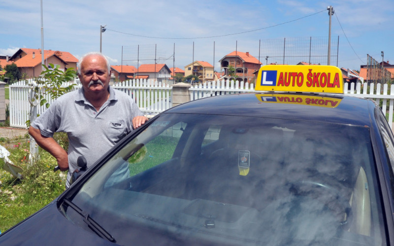 Krsto Šušić najstariji je instruktor vožnje i u 72. godini uči Bijeljince da voze