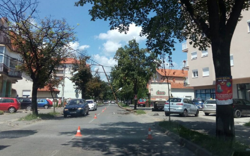 Kamion udario u šest parkiranih vozila, stub ulične rasvjete i izlog