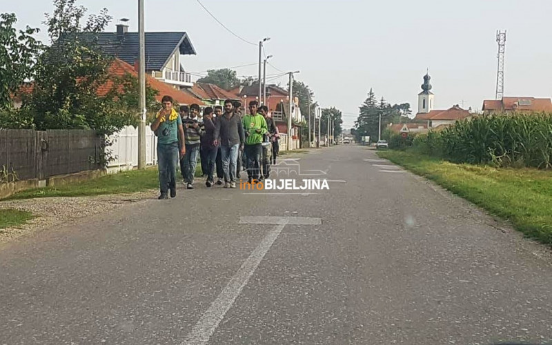Velika grupa migranata primijećena u Batkoviću, mještani uznemireni /FOTO/