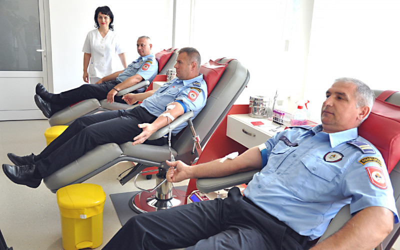 Više od 50 policajaca dalo krv