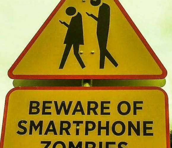 Ozbiljan problem: Saobraćajni znakovi za smartphone zombije