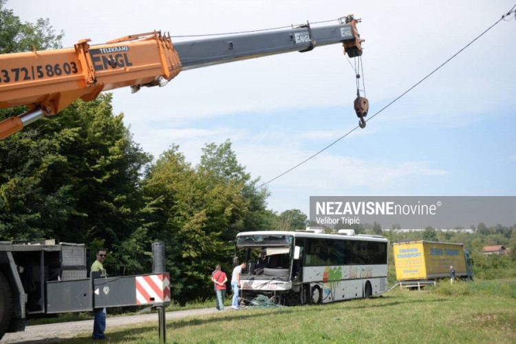 Jezive slike na mjestu nesreće: Krv i dijelovi autobusa na sve strane