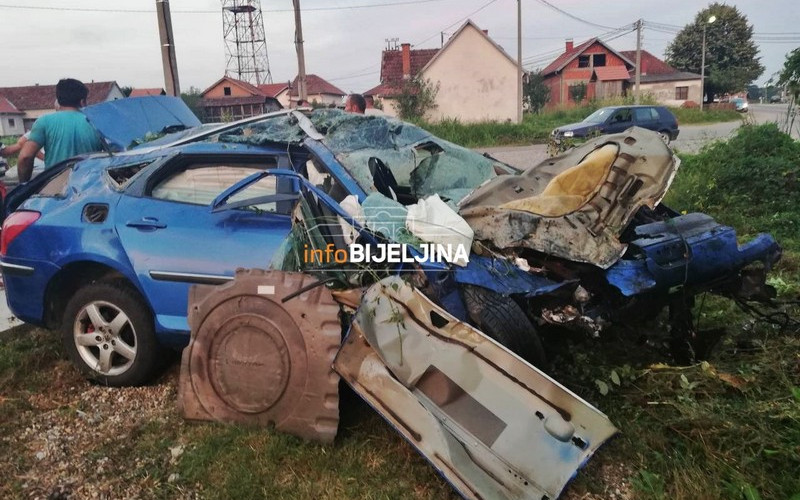 Teška saobraćajka u Dragaljevcu, automobilom sletio sa puta