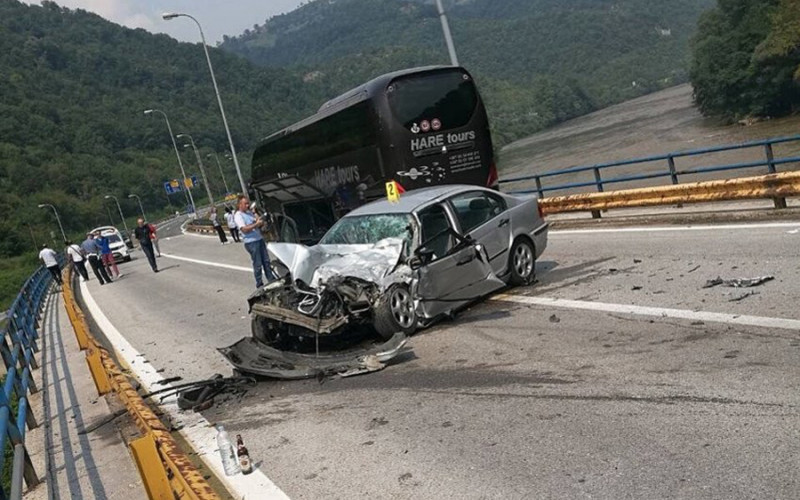 Vozač BMW-a teže povrijeđen nakon žestokog sudara s autobusom