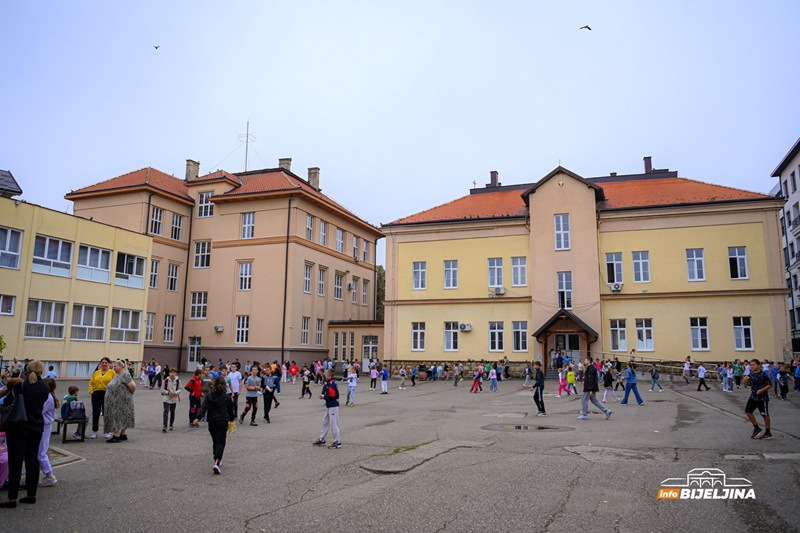 Bijeljinska škola treba veću fiskulturnu salu: Imaju 1.314 đaka i dvoranu staru pola vijeka (FOTO)