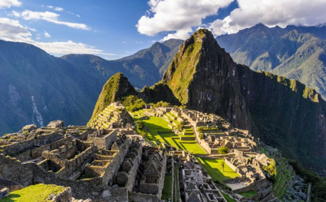 U Peruu otkriven oko 4.000 godina star zidni reljef zmije