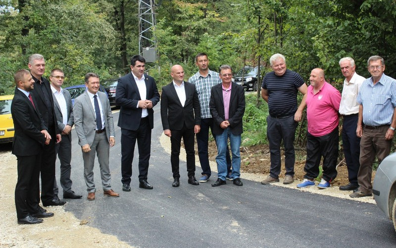 Asfaltiran put u Milinom Selu kod Lopara