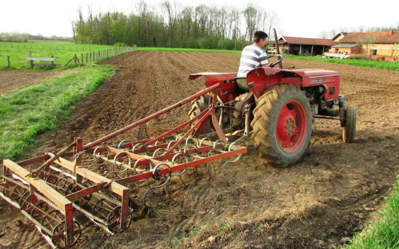 Farmeri u Srpskoj voze traktore duplo starije od sebe