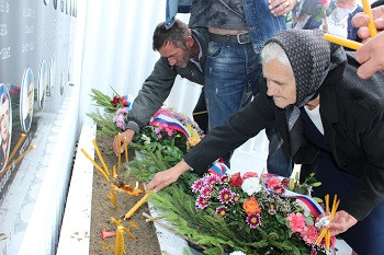 Služen parastos za 17 poginulih boraca iz Novog Naselja