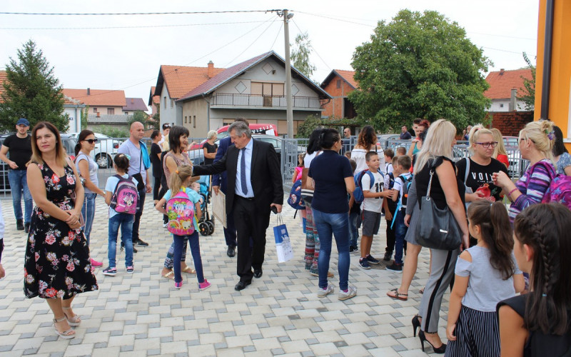 Đaci sa Ledinaca u novoj školi