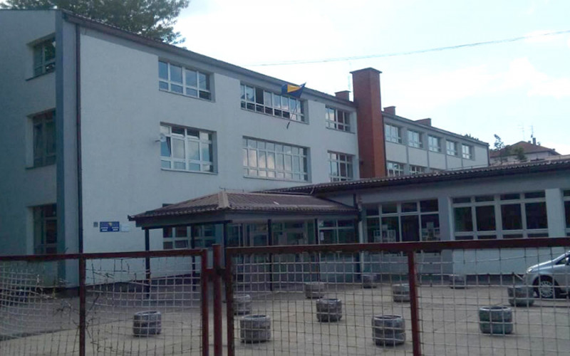 Osnovac pred školskim drugarima iskočio kroz prozor