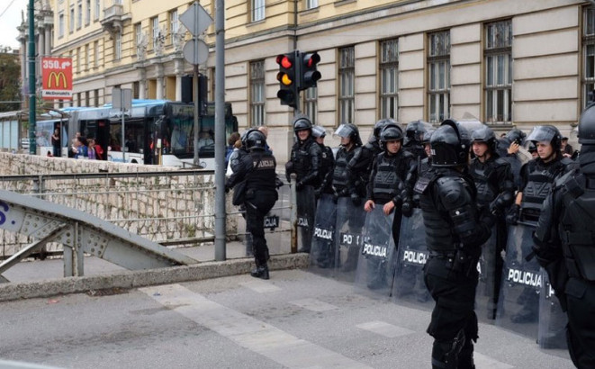 Na protestima u Sarajevu uhapšena tri veterana, sedam policajaca povrijeđeno