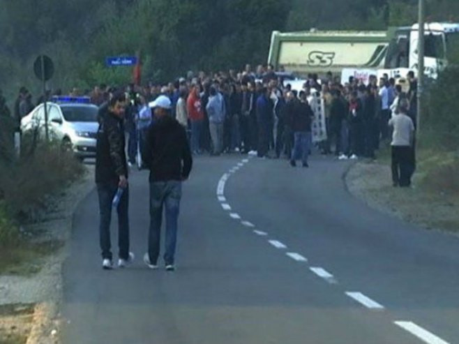 Albanci bagerima blokirali put, čuli se rafali