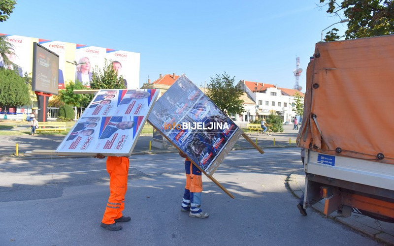 Komunalna policija počela uklanjanje izbornih panoa /FOTO/