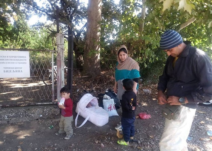 Bijeljina: Šestočlana porodica iz Avganistana, sa dvomjesečnom bebom čeka na registraciju