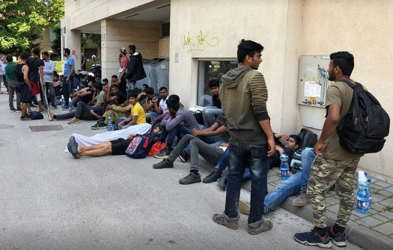 Političari se bave izborima, a migranti nadiru u BiH