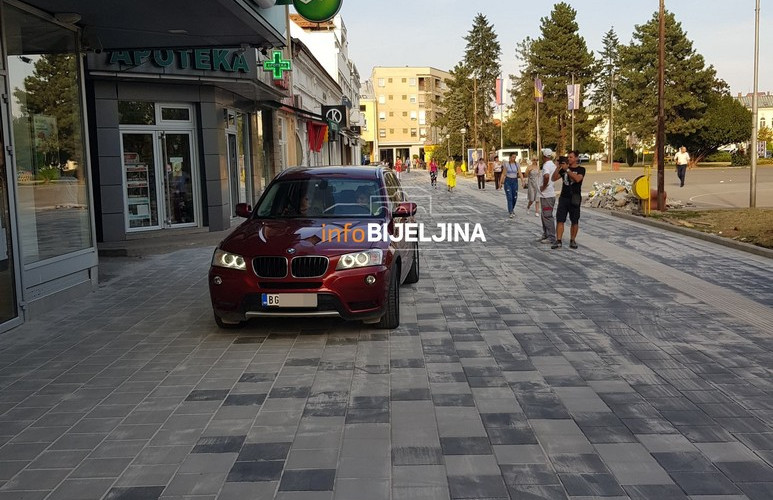 BMW-om ušla na nedovršeno šetalište i poručila: Ja sam policija /FOTO/